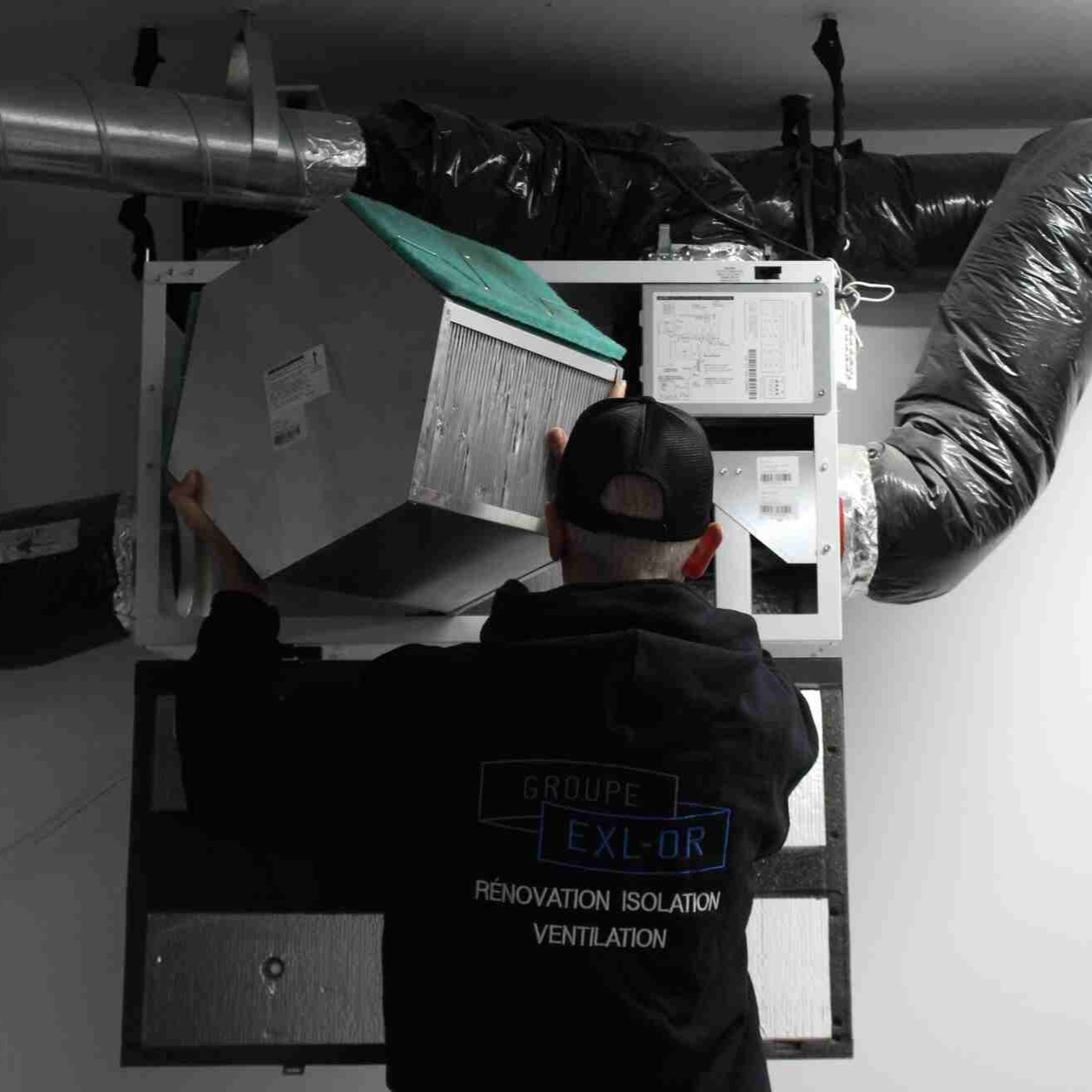 Nettoyage d'un échangeur d'air installé — tuyau d'air comprimé en action